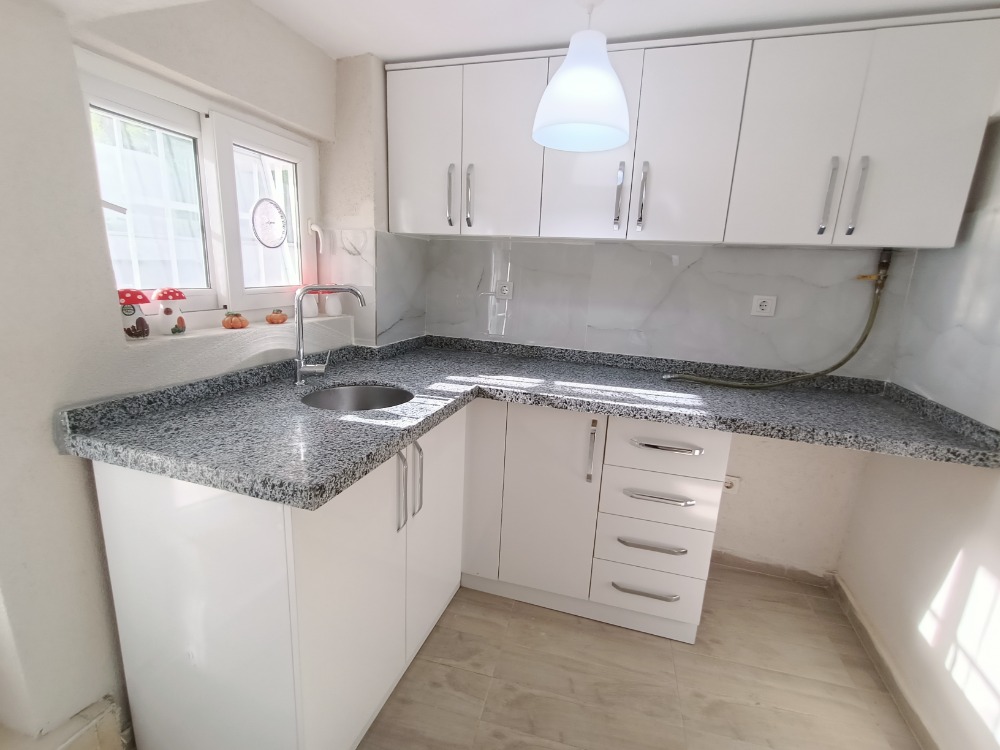 ORTAKÖY-DEREBOYU, MERKEZE YAKIN YENİ KİRALIK 1+1 BÜYÜK BAHÇELİ DAİRE