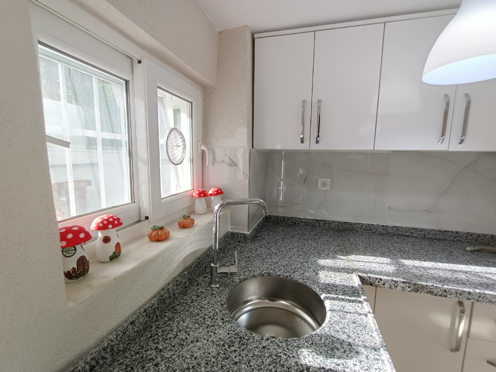 ORTAKÖY-DEREBOYU, MERKEZE YAKIN YENİ KİRALIK 1+1 BÜYÜK BAHÇELİ DAİRE