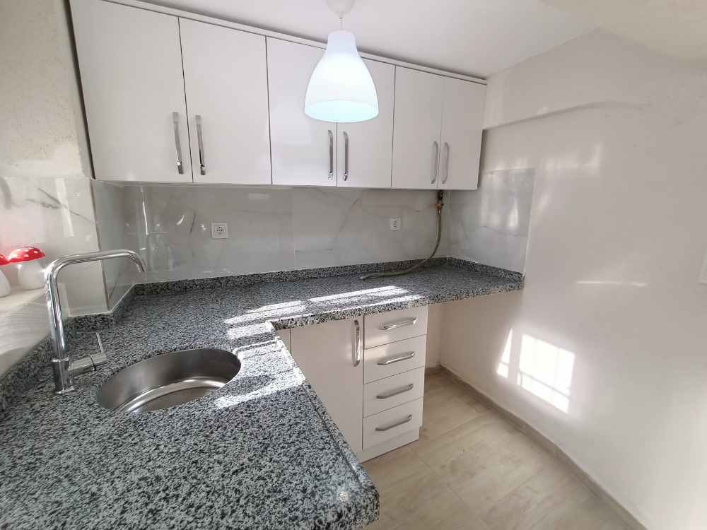 ORTAKÖY-DEREBOYU, MERKEZE YAKIN YENİ KİRALIK 1+1 BÜYÜK BAHÇELİ DAİRE