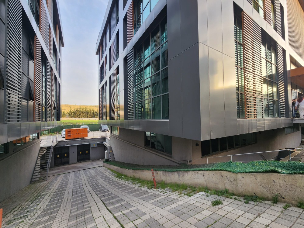 Küçükyalı E-5’te Full Eşyalı Plaza Ofisi | 450 m² Net | Hemen Taşın